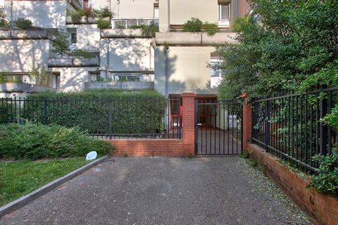 You will feel at home in this beautiful 101m² flat, which has been perfectly cared for and equipped to ensure that you have an exceptional stay. It has a beautiful living room; for your sleeping arrangements you have four bedrooms, each with a double...