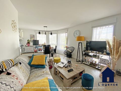 Appartement T2 très lumineux, proche de la gare de Lorient. Il comprenant une pièce de vie de 23 m2 avec cuisine non aménagée ouverte sur le salon. Un espace nuit de 11 m2 ainsi qu'une jolie salle de bain avec WC. Le centre ville est accessible rapid...