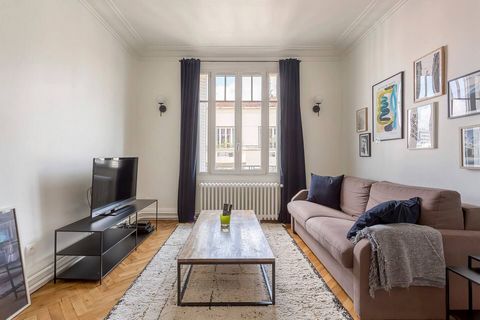 Discover this sublime, very bright, fully renovated and functional apartment with a maximum capacity of 4 travelers. Located in the 6th district of Lyon, close to the Parc de la Tête d'Or and all amenities, the location of the apartment makes it an a...