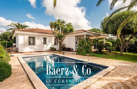 Villa located in a quiet area very close to the beach. It sits on a plot of around 1,000m² and has a constructed area of approximately 260m². The garden leads us to the entrance of the house, which is distributed in a living-dining room with a firepl...
