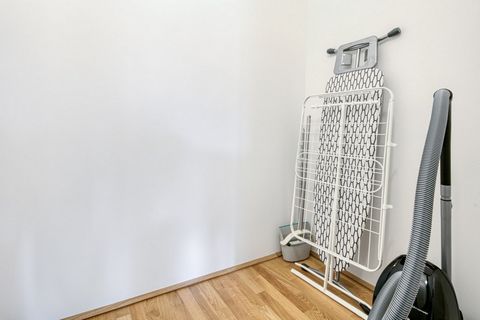 Für Aufenthalte, die länger als 1 Monat dauern, bieten wir individuelle Preise an. Bitte kontaktieren Sie uns für ein genaues Angebot! Entdecken Sie das Beste von Wien mit dieser Zweizimmerwohnung im 22. Bezirk - Donaustadt. Es ist ganz einfach, dies...