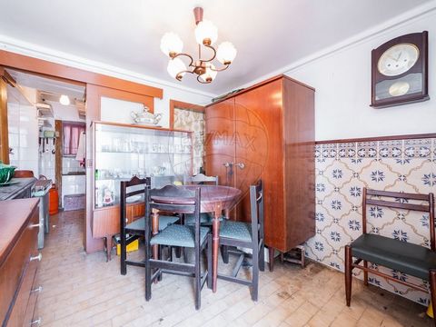 Description Located in a picturesque area of Alcântara, this 20m² apartment (ABP) offers incredible potential to be transformed into a cozy and modern space. Upon entering the apartment, it is clear that the area needs remodeling works, and I even da...
