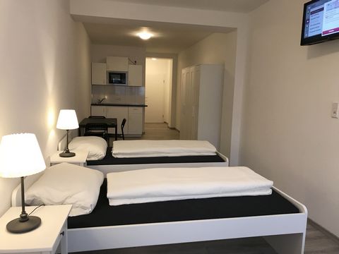 For rent here is immediately a fully equipped and high-quality 5-room apartment in Castrop-Rauxel. Equipped with 2 x double bed, 2 x single beds (so 4 bedrooms) a kitchen a living room and a bathroom with shower and toilet, the apartment is suitable ...