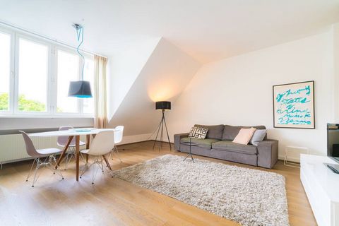 Im geschätzten Stil minimalistischer Einfachheit sowie mit Liebe zu Detail und Funktionalität bietet dieses 46m² große Studio alles, was Sie idealerweise für ein komfortables, vollausgestattetes Zuhause auf Zeit benötigen. Es ist perfekt für Kurzzeit...