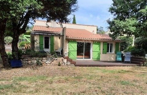 This charming villa is set in a quiet corner of a private, secure Domaine. The split-level living space (34m2) is bright and airy and looks out onto the garden and the surrounding countryside. The kitchen is fully equipped, and there is also a pantry...