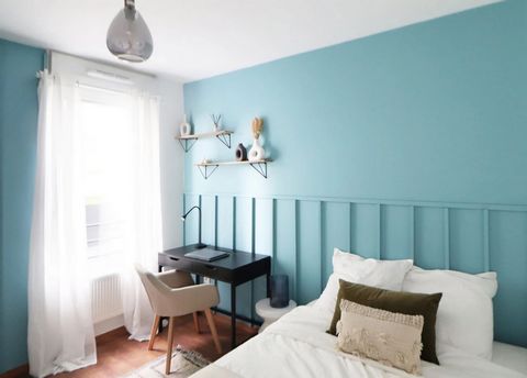 Welcome to Lille! We propose you this charming room of 10 m² in the heart of an apartment of 78 m². Its neutral decoration, punctuated by two walls in duck blue relief, will please you for sure. They are not only decorative: they also serve as a deli...