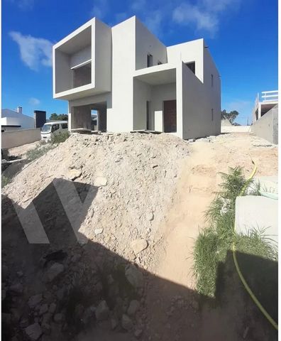 House in the final phase of construction with 3 bedrooms and a suite with a dream closet. Interior finishes and outdoor space to customize to your liking. Located 2 min from the motorway (A21), 5 minutes from the center of the village of Mafra.  Inse...