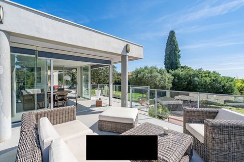 In a sought-after area near the Tram, this single-storey villa of 228 m2 still offers potential for expansion upstairs or on the generous plot. The house was renovated in 2004 and today offers a large bright living space alongside a large open kitche...