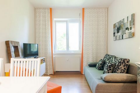 Guter Schlaf ist wichtig! Deshalb betten wir Sie auf einem komfortablen Boxspringbett 1,80 x 2,00 m und Matratzen unterschiedlichen Härtegrades. Blütenweise Bettwäsche & Kissen unterschiedlicher Größe lassen Sie gut träumen. Das Wohnen schmeichelt mi...