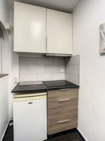 The entire group will benefit from easy access to all sites and amenities from this central housing. The accommodation ★ Self-catering accommodation from 3pm. ★ Large renovated 30 m2 apartment located in Paris, 2 min walk from Voltaire metro station....