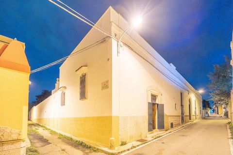 PUGLIA - BARI - SANTO SPIRITO - VIA NICOLA DE GIOSA In Bari and precisely in Santo Spirito, a district in the north of Bari with a tourist vocation, we offer for sale an independent solution with large sizes and important heights consisting of 4 room...