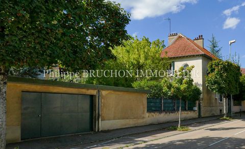 Philippe BRUCHON offers for sale a house in the town of Auxerre. House consisting of 4 bedrooms, a kitchen, 2 bathrooms/bathrooms and a full basement. Its living area is approximately 120m2. Outside, the accommodation offers you a garden (land of 358...