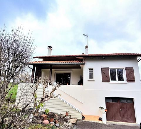 This four bedroom house is ideally located on the hills of Salies-de-Béarn, close to the centre of the thermal spa town. Built in 1965 it offers, on the ground floor, a garage, utility room, boiler room, summer kitchen, shower room with WC and plenty...