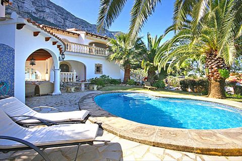 Villa merveilleuse et confortable avec piscine privée à Denia, sur la Costa Blanca, Espagne pour 6 personnes. La maison de vacances est située dans une région balnéaire et résidentielle, à 3 km de la plage de Las Marinas, Denia et à 5 km de Javea. La...