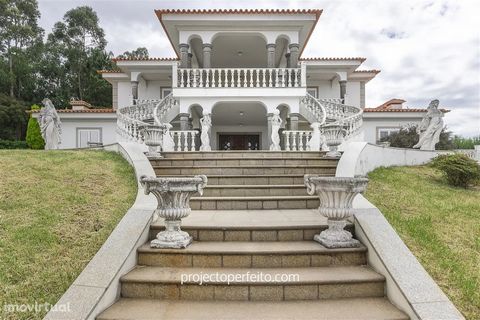 House T5 of 4 fronts with classical architecture, for sale in Mozelos, Santa Maria da Feira, with a large outdoor space.   The villa is implanted in a plot with a total area of about 6000m2 and distributed over three floors.   Upon entering the villa...