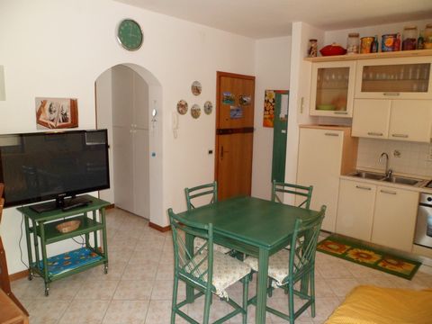 Small villa of 6 units approx 150 mt from the beach, in a quiet area in the middle of greenery, a short walk from the center of Lignano Pineta. Apartment on the 1st floor, completely renovated, composed of: living room with kitchenette and double sof...
