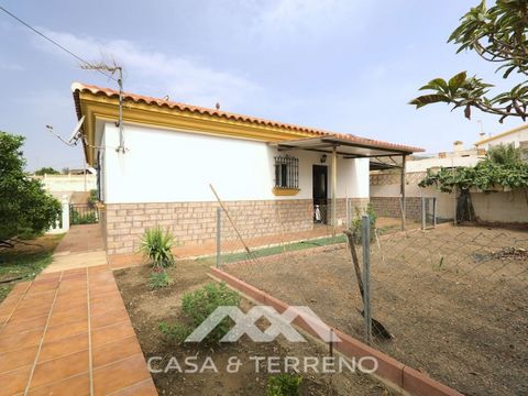 Independent house in Rincón de la Victoria with a plot of 1.021m2. Located just 3 minutes from the highway and 5 minutes from the beach. Good access, all paved. It consists of three bedrooms, two of them with built-in wardrobes, two full bathrooms, a...