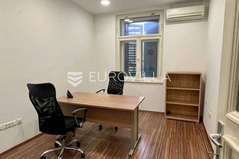 Split, office of 20 m2 - in nature a work unit within a larger office with three more work rooms and a common corridor, toilet and kitchenette. It is located in Gorička street, in an excellent location near the Faculty of Law, the court, the county a...