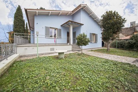 Today we will show you a unique villa, completely renovated with the latest generation systems, located in the heart of the town, close to the historic center. This is the house that all of us, in the world we find ourselves in today, would like to l...