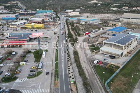 Šibenik, in the area of the industrial zone, industrial - production - storage - office hall with a total area of 2812 m2, divided into 3 floors. Basement - basement with an area of 834 m2 with a warehouse connected by a covered entrance and a covere...