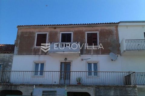 First floor of a house with a tavern on the ground floor on the waterfront in Sućurj on the island of Hvar is for sale. The building has 3 floors, namely the ground floor, the 1st floor, the 2nd floor and the attic, which is not used for living. The ...