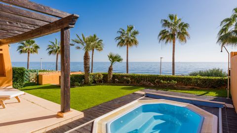 Indulge in the pinnacle of coastal living with this exceptional three-bedroom front-line beach apartment in the exclusive Los Granados Del Mar on the beach of Estepona. This beautiful residence offers a blend of elegance, comfort, and unparalleled vi...