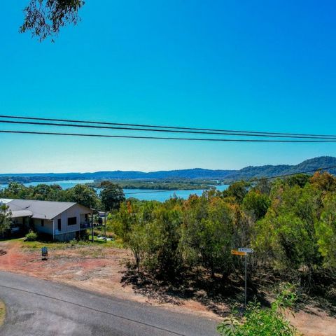 Block is set above the street level with Nth Easterly water views towards Nth Stradbroke island across Canaipa Passage.....one of the highest points on the island...!!! North end of island on East side and in a cul-de-sac street with no thru traffic....
