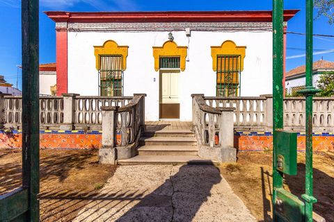   Dit unieke huis uit 1915, gelegen in Villanueva del Río y Minas, in de provincie Sevilla, aan de ingang van de noordelijke bergen van deze provincie. Het heeft een perfecte verdeling en je kunt een geweldige warmte inademen, met de typische archite...