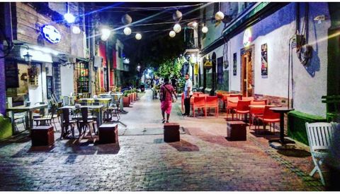 A vendre 2 locaux commerciaux avec terrasse dans le centre historique de Santa Marta à quelques pas du Parque de los Novios et à 2 pâtés de maisons de la baie et du secteur des restaurants Marina Internacional et d’autres magasins où la vie nocturne ...
