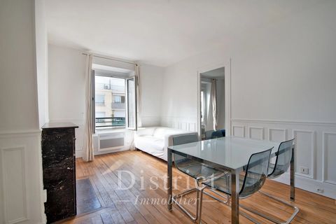 Boulevard Flandrin. This 47 sqm apartment is on the 6th and top floor of a very well-maintained turn-of-the-century building with a caretaker. Fully west-facing, it includes a living/dining room with a fireplace, separate kitchen overlooking a courty...
