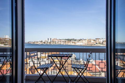 House with a view of the river and the sea! Explore the refinement of this two bedroom townhouse, carefully renovated in São Pedro da Afurada. With four floors, this residence offers an exclusive and welcoming environment. Enjoy serene mornings on th...