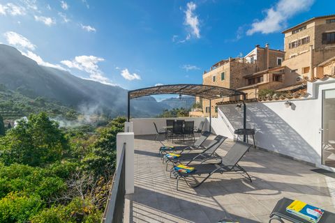 Fantastic house in Fornalutx with unbeatable views of the Serra de Tramuntana, ideal for 5 guests. Imagine having breakfast with the magnificent view of the Serra de Tramuntana from the terrace, which has a dining area and sun loungers for sunbathing...