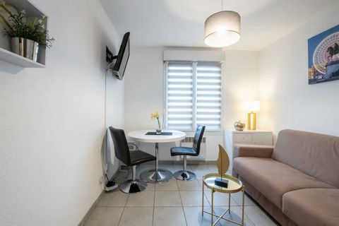Just a few minutes' walk from metro station B Jean Macé, which takes 15 minutes to the centre of Lyon, this cosy studio apartment for 2 people is on the 4th floor, not overlooked. This 18m² studio comprises a living room with a 160*200 sofa bed, a di...