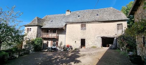Invest in your future. Exclusive, life annuity occupied, 81-year-old woman. In the commune of Golinhac (12140), on the way to Santiago de Compostela, on a large plot of 5500 m². Farmhouse consisting of 2 buildings surrounding a courtyard and various ...