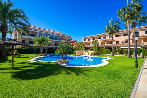 Grosse und komfortable Ferienwohnung in Javea, Costa Blanca, Spanien mit Gemeinschaftspool für 8 Personen. Die Wohnung befindet sich in einer residentiellen Umgebung, etwa 1 Km entfernt vom Strand von El Arenal, Javea und etwa 1 Km entfernt von Medit...