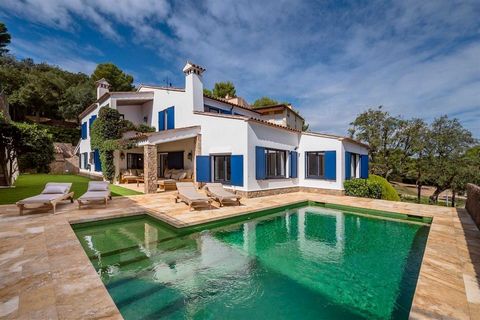 Villa with some seaview in Sant Roc area, at only 300 metres from the beach and Calella de Palafrugell centre. This light and bright property is composed of the main house, which has 2 floors, garden area with the swimming pool and several terraces, ...