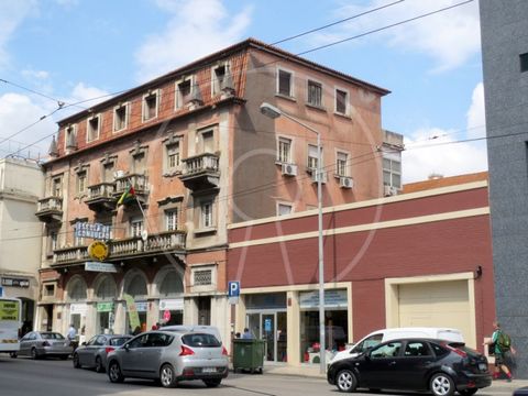 Building for renovation in the heart of downtown Coimbra, with two fronts facing Avenida Fernão Magalhães and Rua Pedro Olaio. Currently, there is a Pre-Information Request for a mixed configuration of housing and commerce, including a central courty...