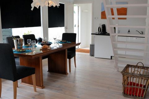 Ubicado en Noordwijkerhout, esta lujosa casa de vacaciones, cerca de un lago, cuenta con 3 dormitorios para 4 personas. Ideal para familias, los huéspedes pueden disfrutar de una barbacoa caliente en el jardín financiado y con acceso WiFi gratuito aq...