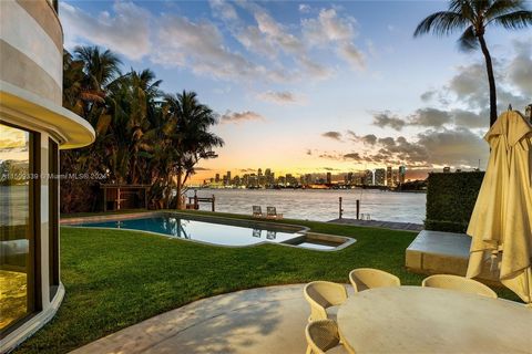 An amazing opportunity to develop a beautiful new estate with open Biscayne Bay & downtown sunset views or renovate the existing 4BR/5+1 BA Art Deco bayfront home situated on a 15,750 square foot lot on the Venetian Islands. Gated entry, original sto...