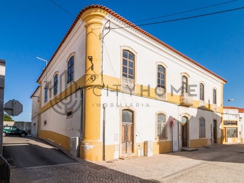 Have you always dreamed of having a farm? Come and discover this wonderful Quinta located in the center of the parish of Pêra that contains several areas of housing with a total of 24 rooms and some fractions used as commerce. This set has a strong p...