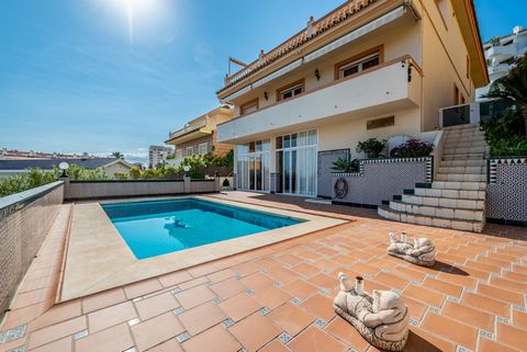 Beautiful villa in a very attractive area of Torrequebrada, Benalmádena Costa! This detached villa has fantastic Sea and Mountain views and is built on two storeys plus basement in one of the most sought-after streets in Torrequebrada, within short w...
