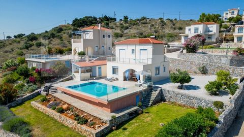 Denna fantastiska villa till salu i Apokoronas, Chania Kreta, ligger i den pittoreska byn Kefalas. Villan har en total boyta på 100m2 och ligger på en 875m2 privat tomt. Den är utvecklad över 2 våningar och består av 3 sovrum och 2 badrum. Villorna l...