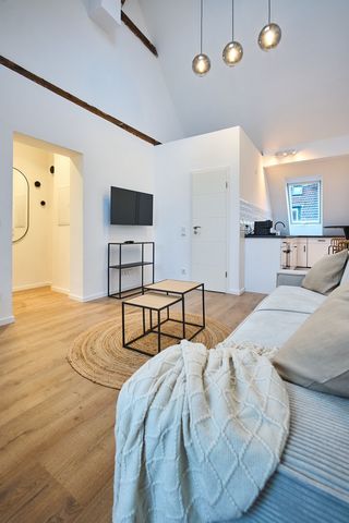 The stylish loft apartment on offer here impresses with its ceiling height of approx. 6 meters. Another highlight is the exposed beams, which give the apartment its rustic country house style. The high-quality and detailed furnishings make temporary ...