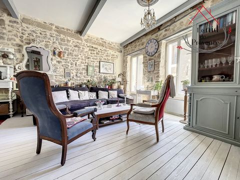 Le Nid de Provence offers you a charming building of about 160m2 of the sixteenth century completely renovated, in the center of the medieval village of Mornas, ideally located in Provence with its access to the motorway, a stone's throw from ameniti...