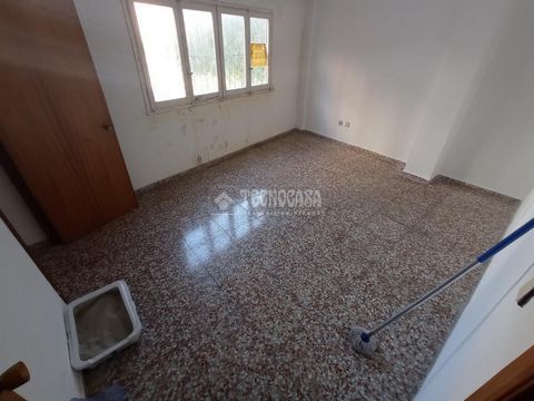 EXCLUSIVE VENUE Mezzanine floor for office use whose constructed area in cadastre consists of 258m2 and real constructed area of 429m2. For sale mezzanine located in Pasaje Olleria number 4. It consists of a part of the area convertible to housing, l...