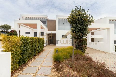 Excellent 2 bedroom duplex villa in the exclusive Silves Golfe Resort, in Vila Fria - silves, with direct views over the Fairway.Upon entering the flat we find the Living Room and Kitchen equipped in open space with direct access to the Terrace and t...