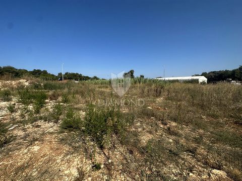 Location: Istarska županija, Pula, Veli vrh. Istria, Pula, Veli Vrh Large plot of land in an attractive location for business and economic purposes. This large plot of land in a very attractive location is a great opportunity for the construction of ...