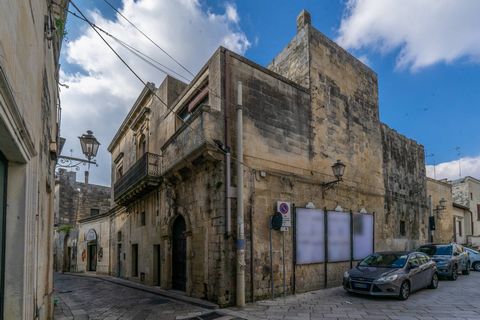 PUGLIA - LECCE - MAGLIE (LE) In the heart of the historic center of Maglie, a few steps from the main square, we are pleased to offer for sale a large apartment of about 230 square meters located on the first floor of a splendid historic building fro...