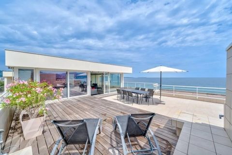 Wyjątkowa okazja, penthouse nad brzegiem morza z panoramicznym widokiem na zatokę Cannes od Palm Beach do Massif de l'Estérel. Ten apartament o powierzchni 145 m² składa się z następujących elementów: - Korytarz prowadzący do mieszkania; - Salon i ot...