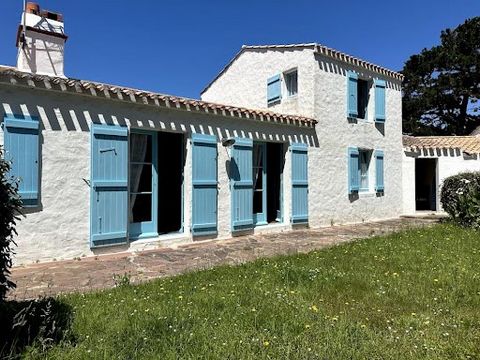 NOIRMOUTIER (85330) - Secteur La Linière Charmante maison à rénover avec aménagement actuel 4/5 chambres - séjour avec belle cheminée - Cuisine avec salle à manger - jardin. Superficie habitable : environ 100 m2. Adjacent à la maison, un jardin non c...